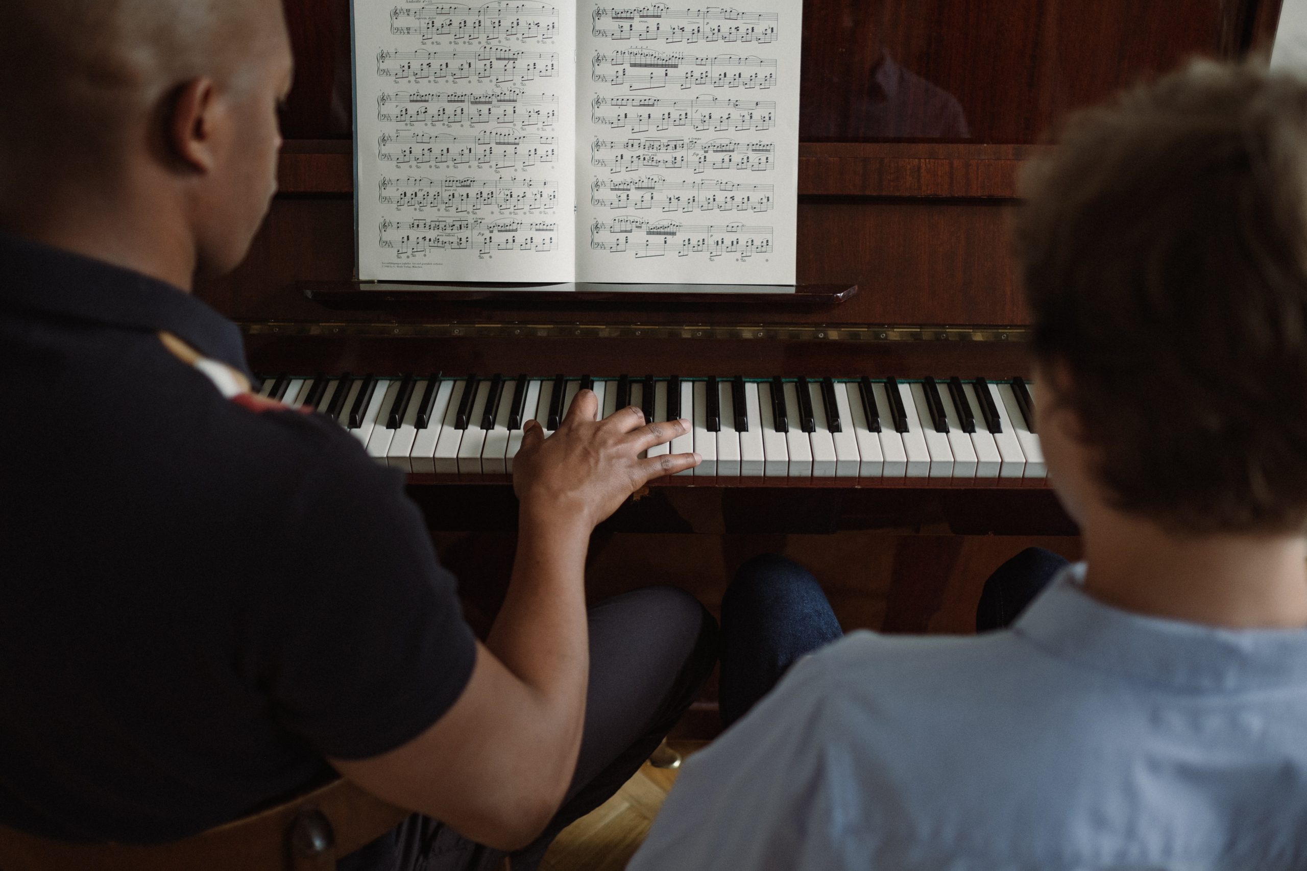 Để biểu diễn piano trước nhiều người cần tập luyện chăm chỉ
