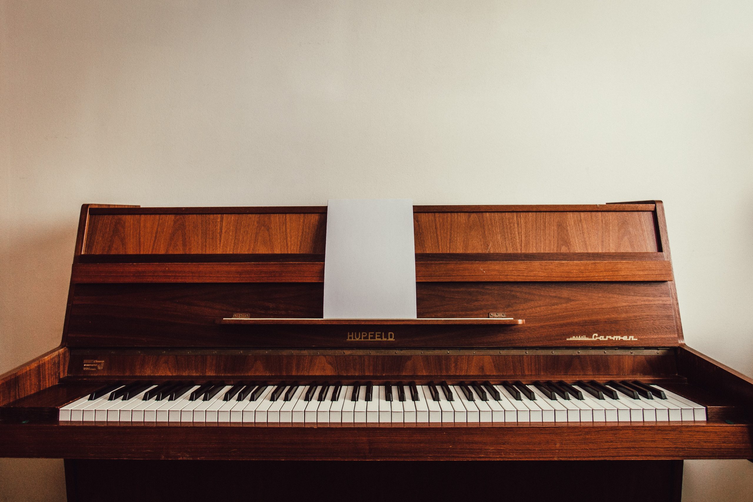 Học đánh đàn piano có khó không? Có công cụ nào hỗ trợ không?