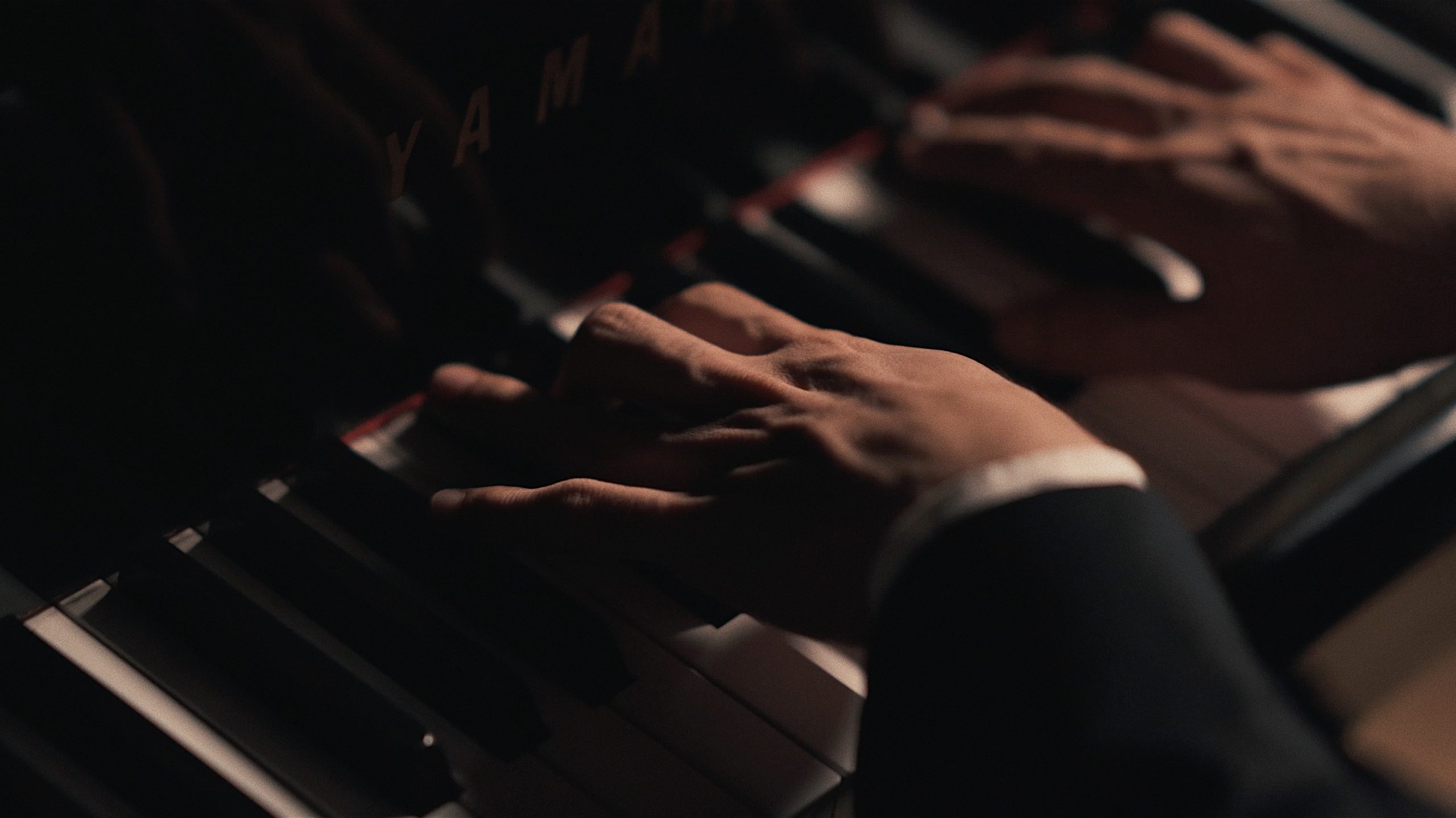 Cách đặt tay trên đàn đúng cách cho người mới tập chơi piano