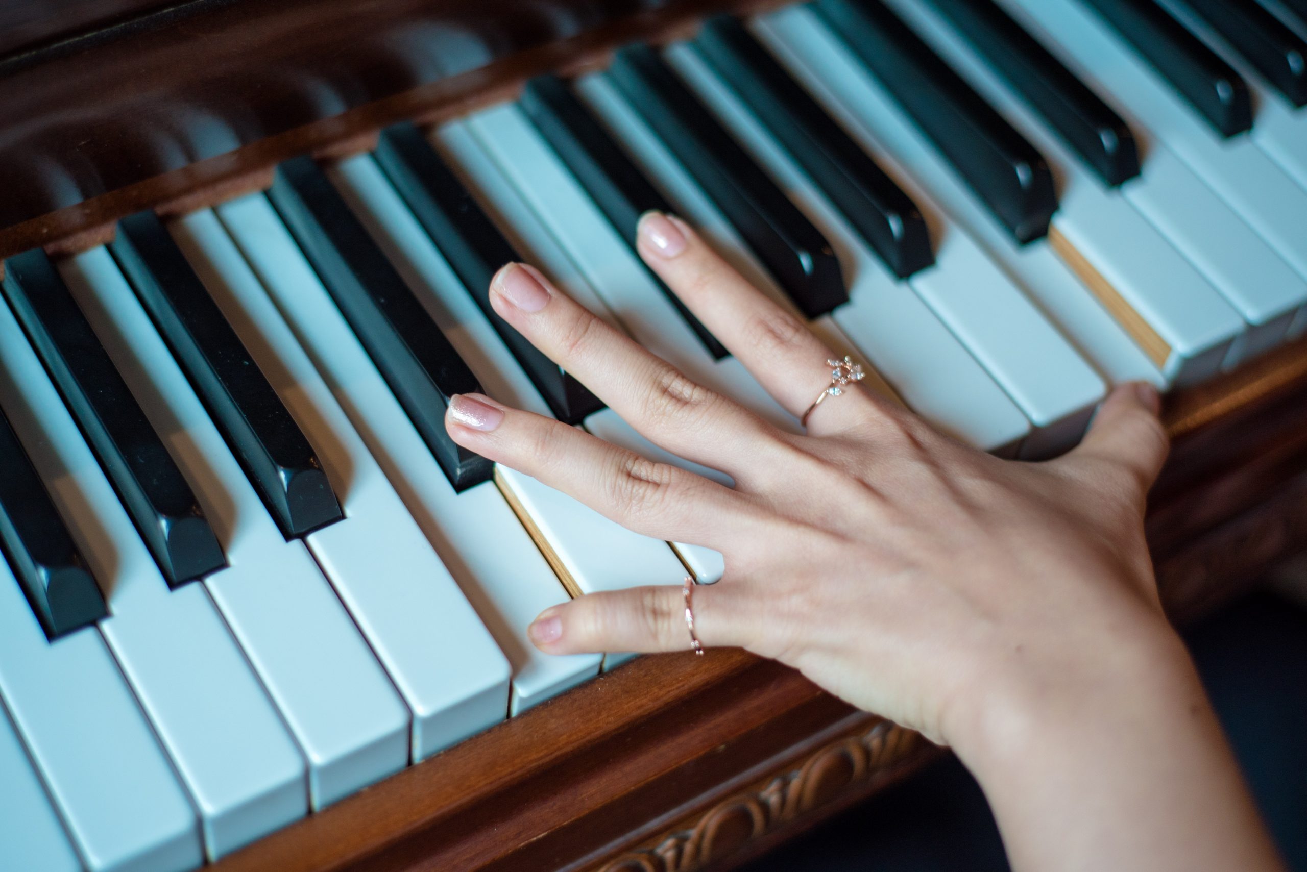 Người mới tập chơi piano thường sẽ gặp phải một vấn đề chung đó là ngón tay quá yếu, bấm một thời gian đã cảm thấy mỏi nhừ. Đôi khi trong quá trình luyện tập, bạn tự nhận thấy rằng âm thanh khi đàn giữa các ngón có lúc to, nhỏ không rõ ràng. Nguyên nhân chính đến từ việc lực tay được phân bổ  không đều. Đây gần như là vấn đề chung của mọi người khi mới tập đàn, việc cảm giác lực giữa các ngón tay không đều khi chơi đàn, cụ thể với những ngón bên ngoài cùng, thường là ngón út & ngón áp út sẽ có lực yếu hơn hẳn so với những ngón còn lại. Dưới đây, LED Piano sẽ hướng dẫn cải thiện lực tay cho người mới tập chơi piano vô cùng hiệu quả nhé!